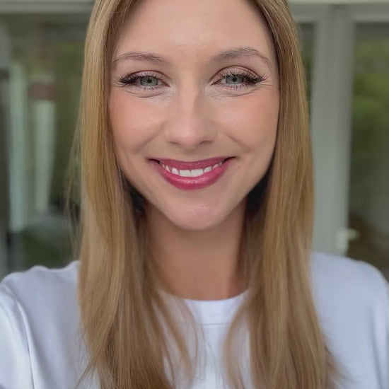 Video zeigt attraktive Frau mit schulterlangem braunem Haar. Video dient der Produktpräsentation eines Artikels in der Kategorie Topper/Perücken.
