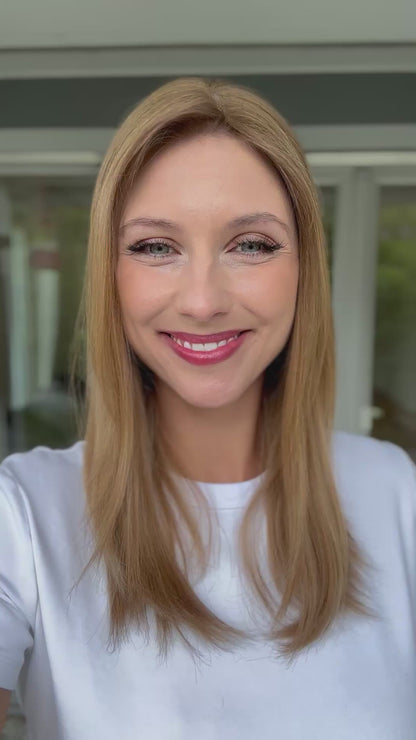 Video zeigt attraktive Frau mit schulterlangem braunem Haar. Video dient der Produktpräsentation eines Artikels in der Kategorie Topper/Perücken.