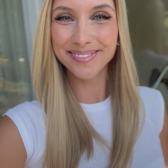 Video zeigt attraktive Frau mit schulterlangem blondem Haar. Video dient der Produktpräsentation eines Artikels in der Kategorie Topper