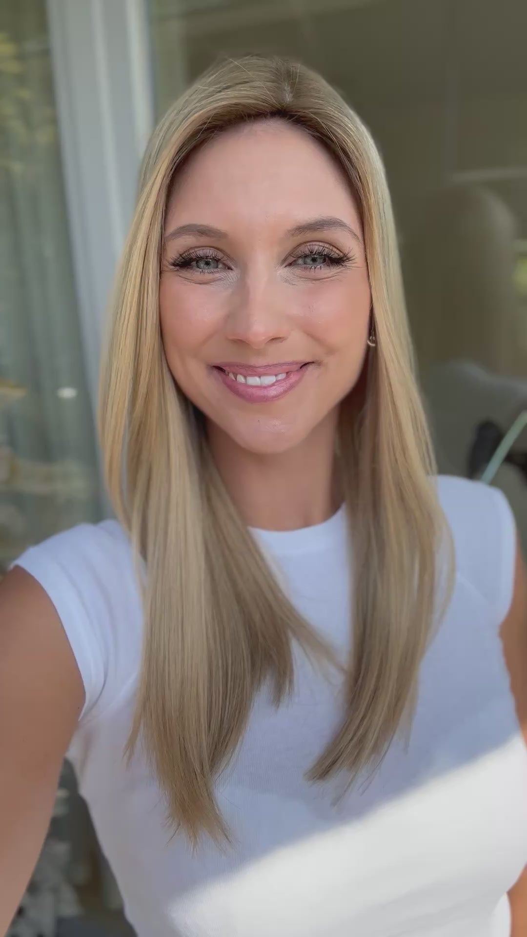 Video zeigt attraktive Frau mit schulterlangem blondem Haar. Video dient der Produktpräsentation eines Artikels in der Kategorie Topper