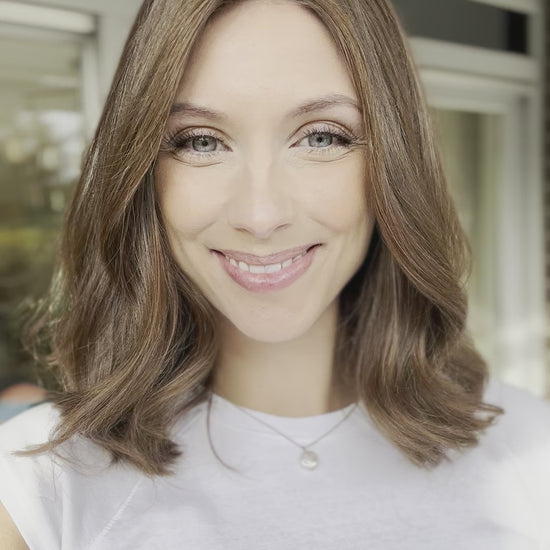 Video zeigt attraktive Frau mit schulterlangem braunem Haar. Video dient der Produktpräsentation eines Artikels in der Kategorie Topper