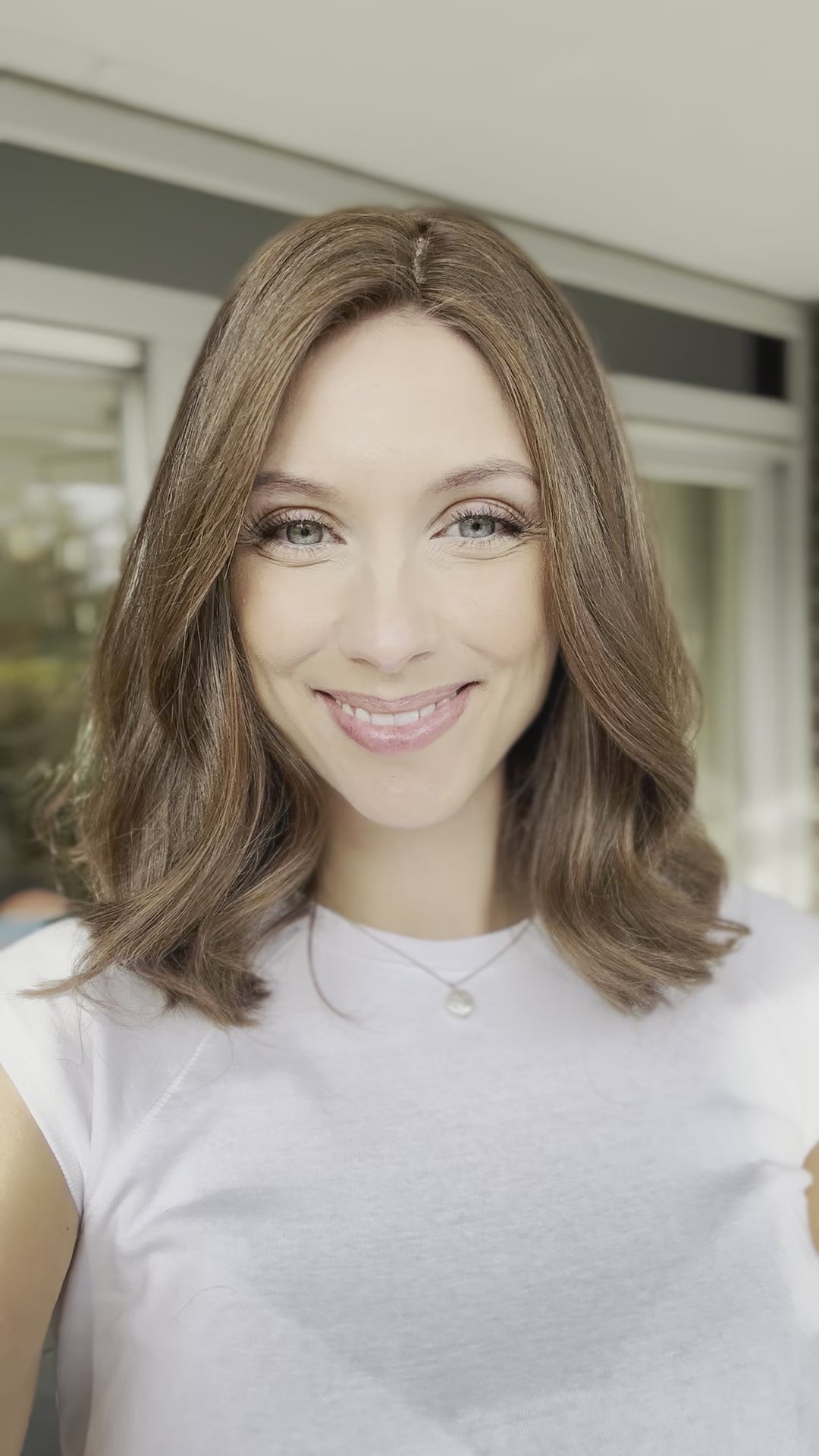 Video zeigt attraktive Frau mit schulterlangem braunem Haar. Video dient der Produktpräsentation eines Artikels in der Kategorie Topper