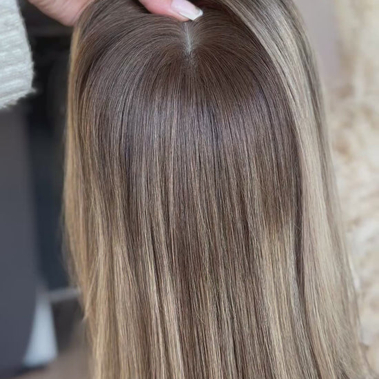 blondes Echthaarteil wird frontal im Video gezeigt. Video dient der Produktpräsentation eines Artikels in der Kategorie Topper/Perücken.