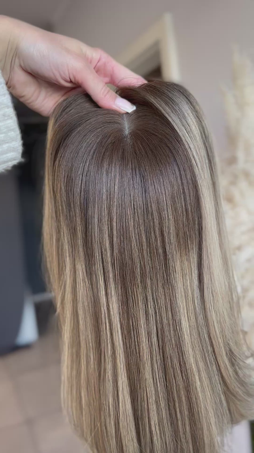 blondes Echthaarteil wird frontal im Video gezeigt. Video dient der Produktpräsentation eines Artikels in der Kategorie Topper/Perücken.