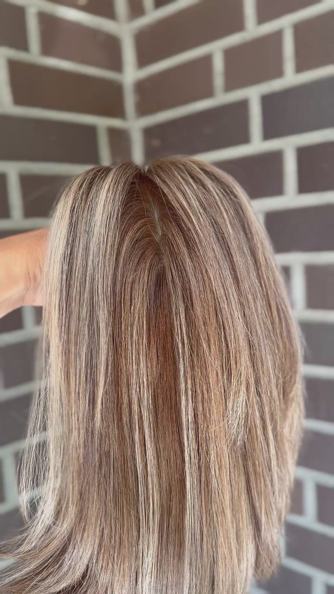blondes Echthaarteil wird frontal im Video gezeigt. Video dient der Produktpräsentation eines Artikels in der Kategorie Topper/Perücken.