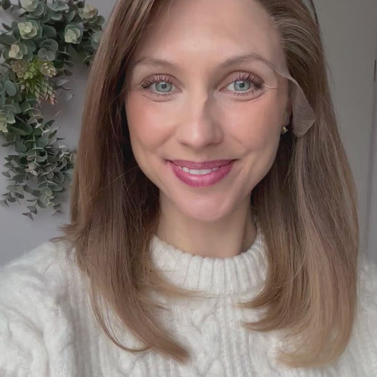 Video zeigt attraktive Frau mit schulterlangem blondem Haar. Video dient der Produktpräsentation eines Artikels in der Kategorie Topper