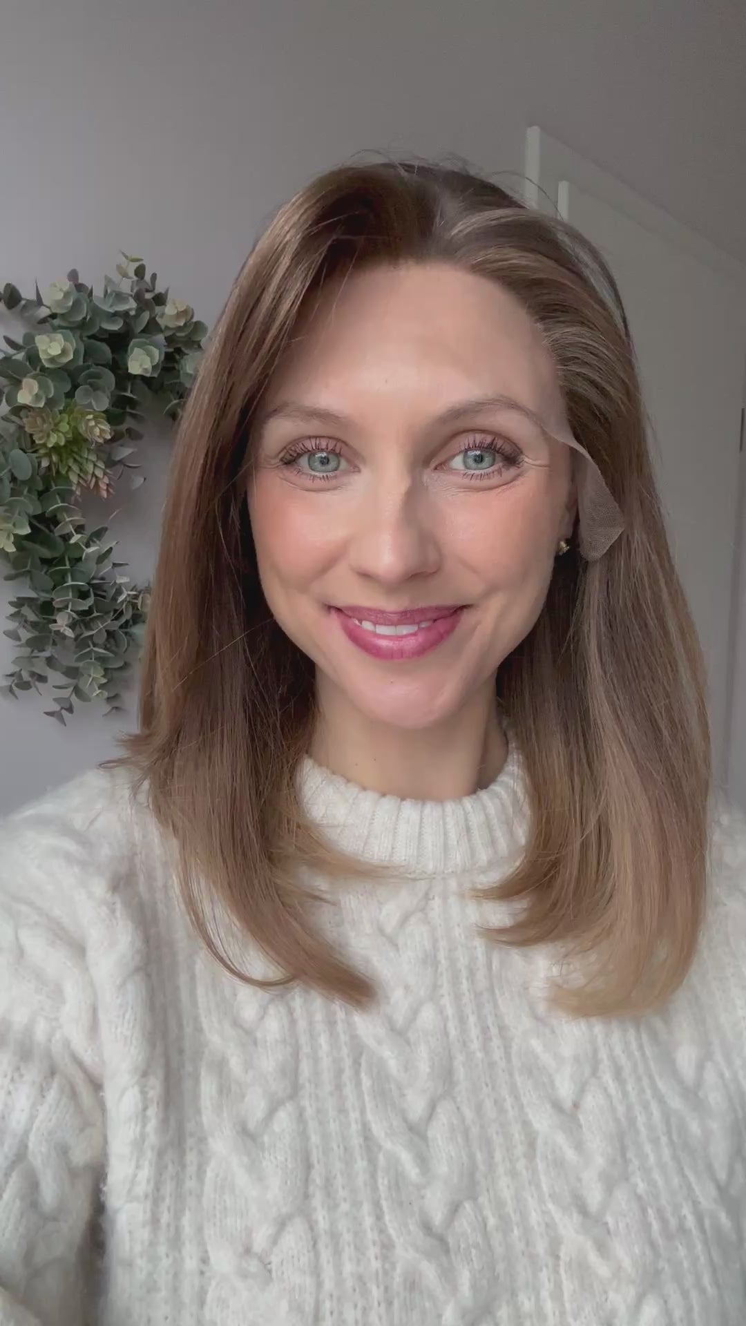 Video zeigt attraktive Frau mit schulterlangem blondem Haar. Video dient der Produktpräsentation eines Artikels in der Kategorie Topper