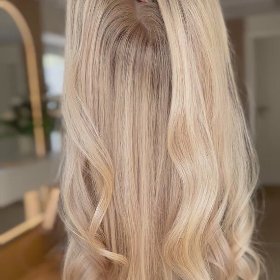 blondes Echthaarteil wird frontal im Video gezeigt. Video dient der Produktpräsentation eines Artikels in der Kategorie Topper/Perücken.