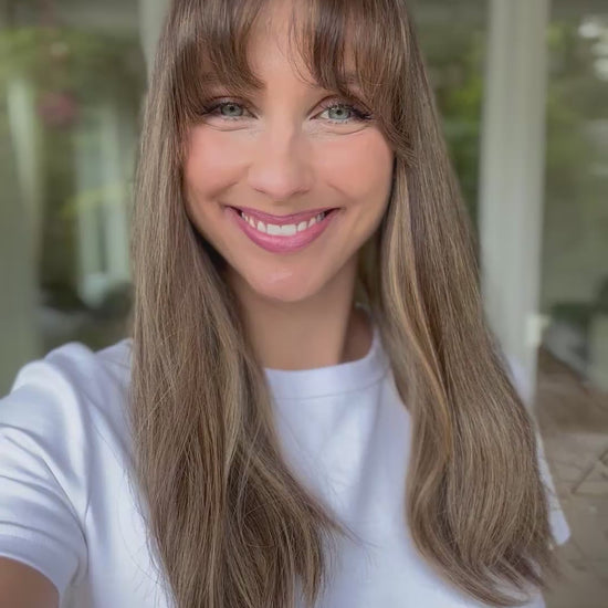 Video zeigt attraktive Frau mit schulterlangem braunem Haar. Video dient der Produktpräsentation eines Artikels in der Kategorie Topper/Perücken.