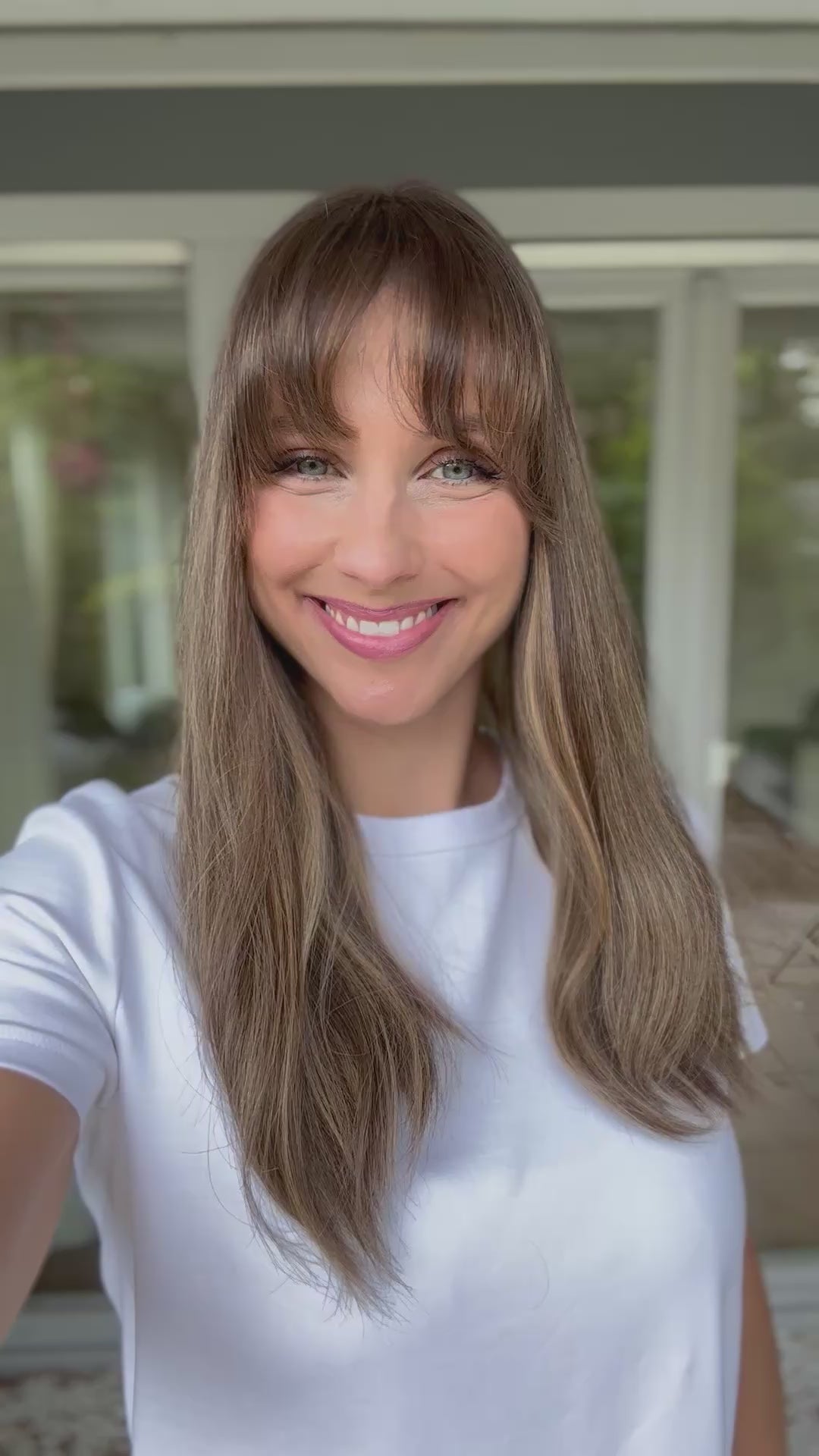 Video zeigt attraktive Frau mit schulterlangem braunem Haar. Video dient der Produktpräsentation eines Artikels in der Kategorie Topper/Perücken.