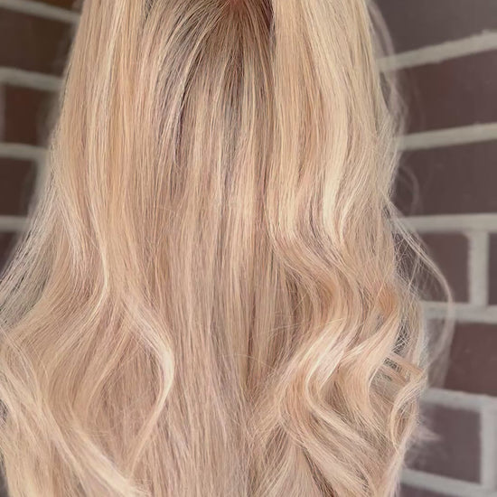 blondes Echthaarteil wird frontal im Video gezeigt. Video dient der Produktpräsentation eines Artikels in der Kategorie Topper/Perücken.