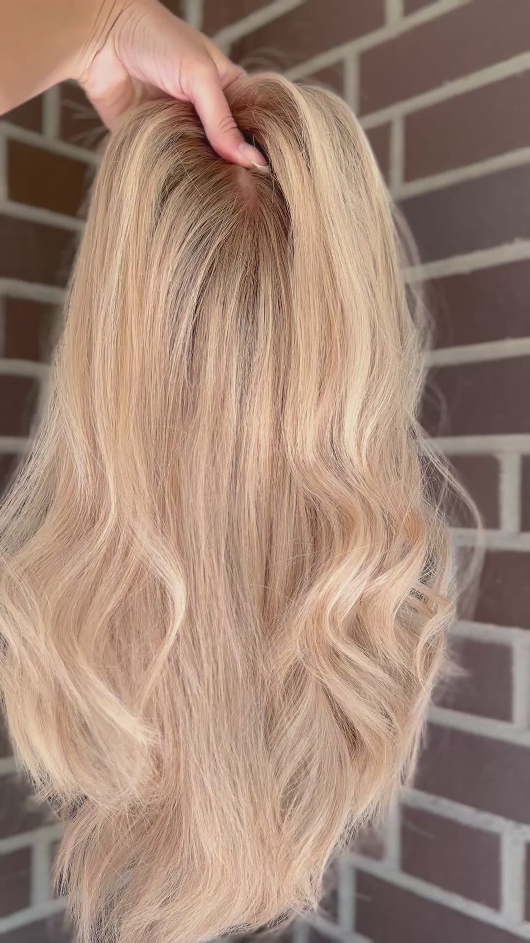 blondes Echthaarteil wird frontal im Video gezeigt. Video dient der Produktpräsentation eines Artikels in der Kategorie Topper/Perücken.