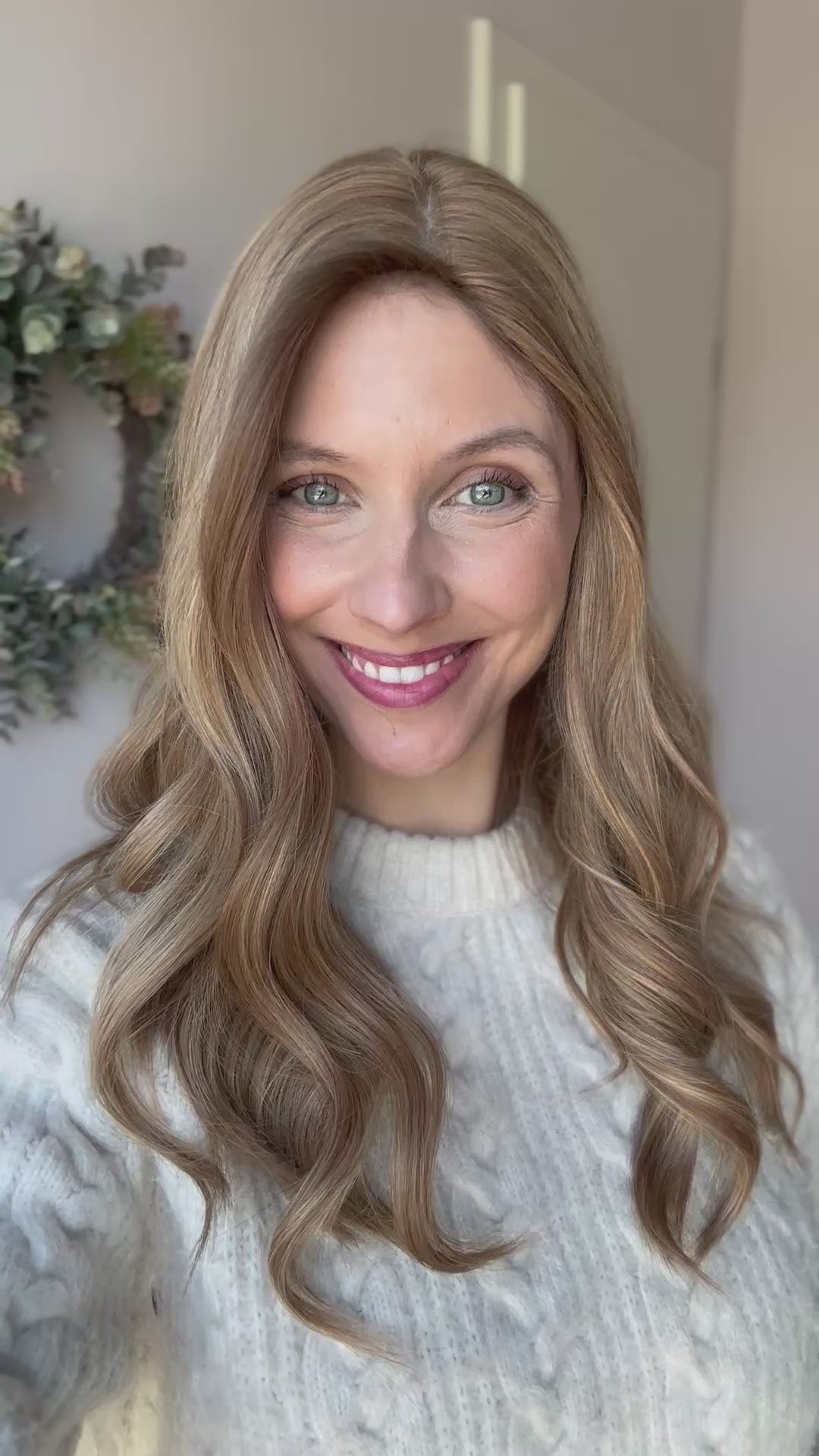Video zeigt attraktive Frau mit schulterlangem braunem Haar. Video dient der Produktpräsentation eines Artikels in der Kategorie Topper/Perücken.
