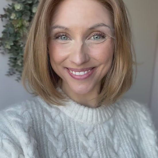 Video zeigt attraktive Frau mit schulterlangem blondem Haar. Video dient der Produktpräsentation eines Artikels in der Kategorie Topper