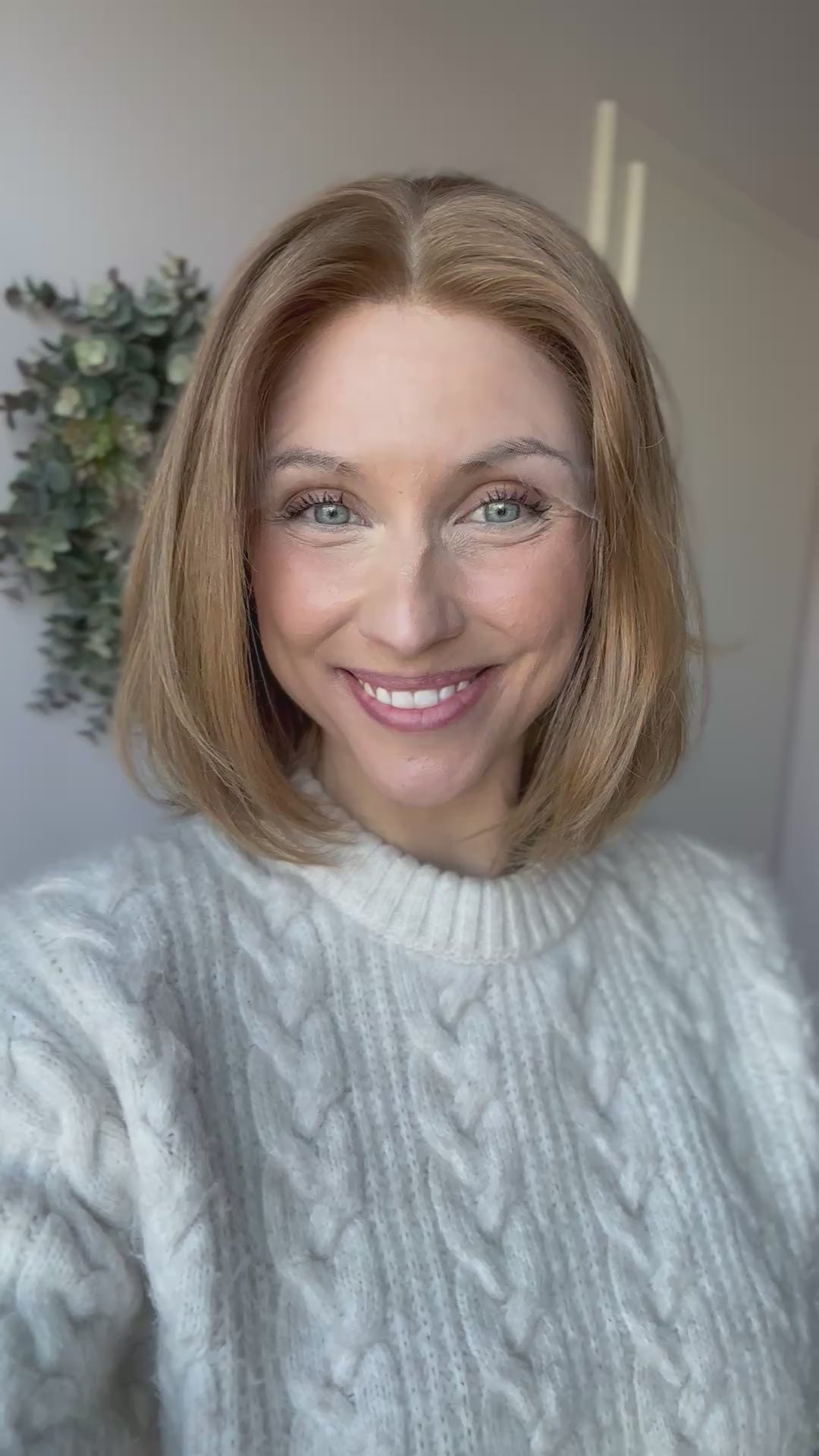 Video zeigt attraktive Frau mit schulterlangem blondem Haar. Video dient der Produktpräsentation eines Artikels in der Kategorie Topper