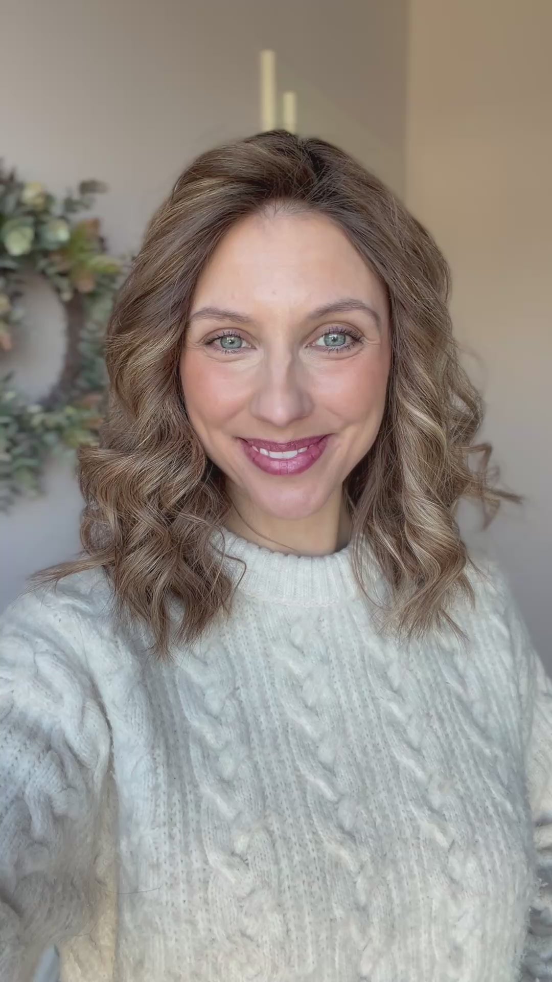 Video zeigt attraktive Frau mit schulterlangem braunem Haar. Video dient der Produktpräsentation eines Artikels in der Kategorie Topper/Perücken.