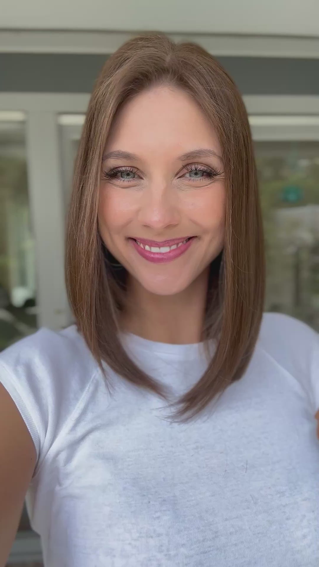 Video zeigt attraktive Frau mit schulterlangem braunem Haar. Video dient der Produktpräsentation eines Artikels in der Kategorie Topper/Perücken.