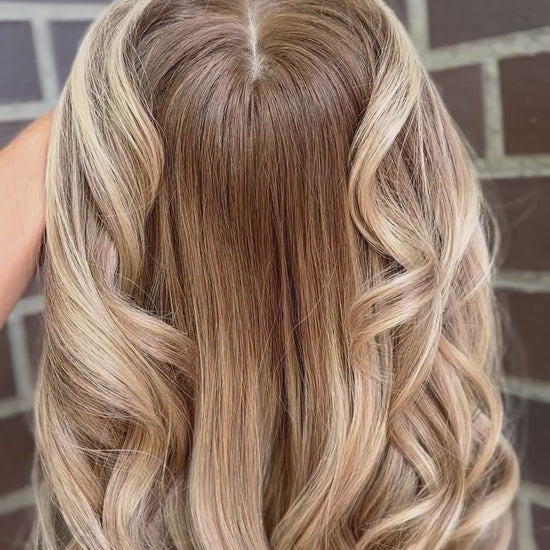 blondes Echthaarteil wird frontal im Video gezeigt. Video dient der Produktpräsentation eines Artikels in der Kategorie Topper/Perücken.
