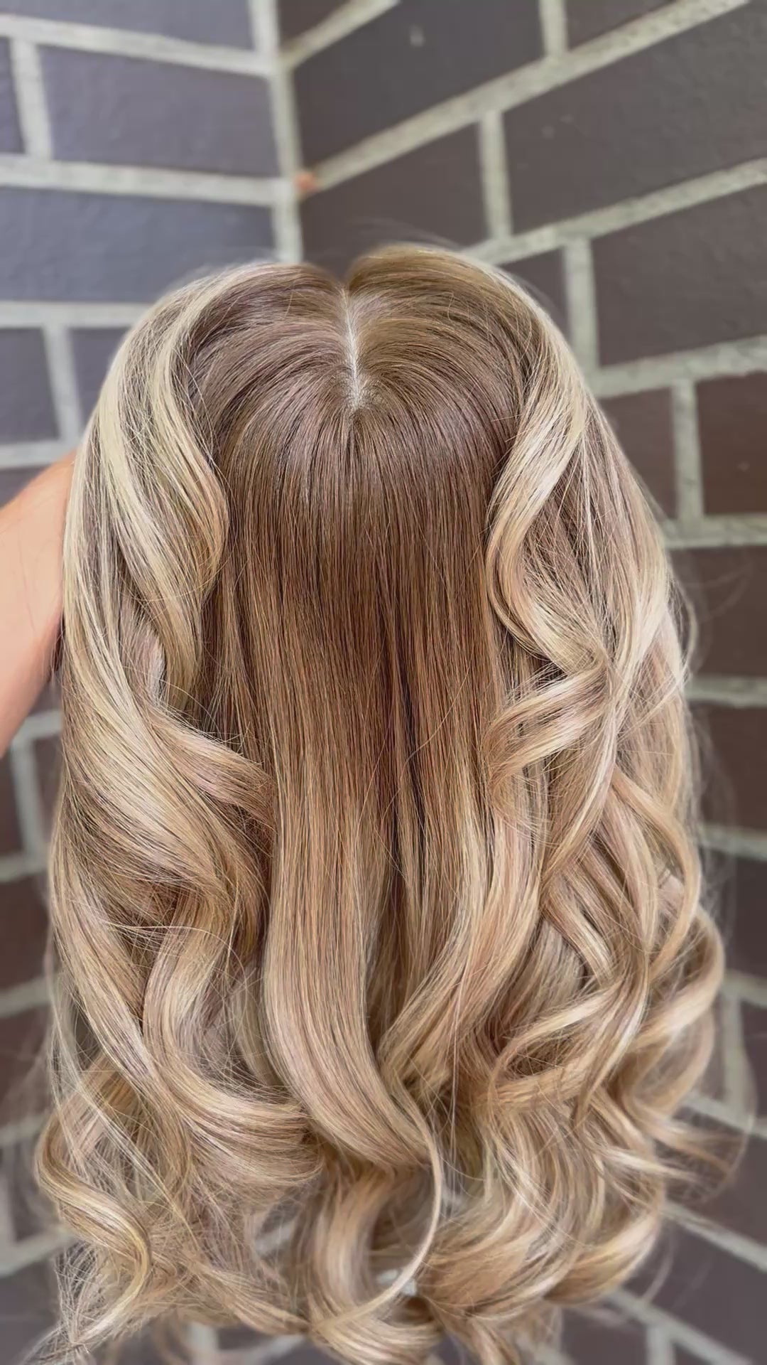 blondes Echthaarteil wird frontal im Video gezeigt. Video dient der Produktpräsentation eines Artikels in der Kategorie Topper/Perücken.
