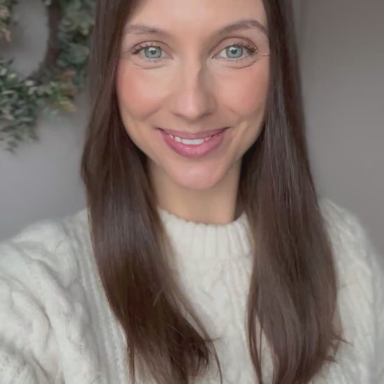 Video zeigt attraktive Frau mit schulterlangem braunem Haar. Video dient der Produktpräsentation eines Artikels in der Kategorie Topper/Perücken.