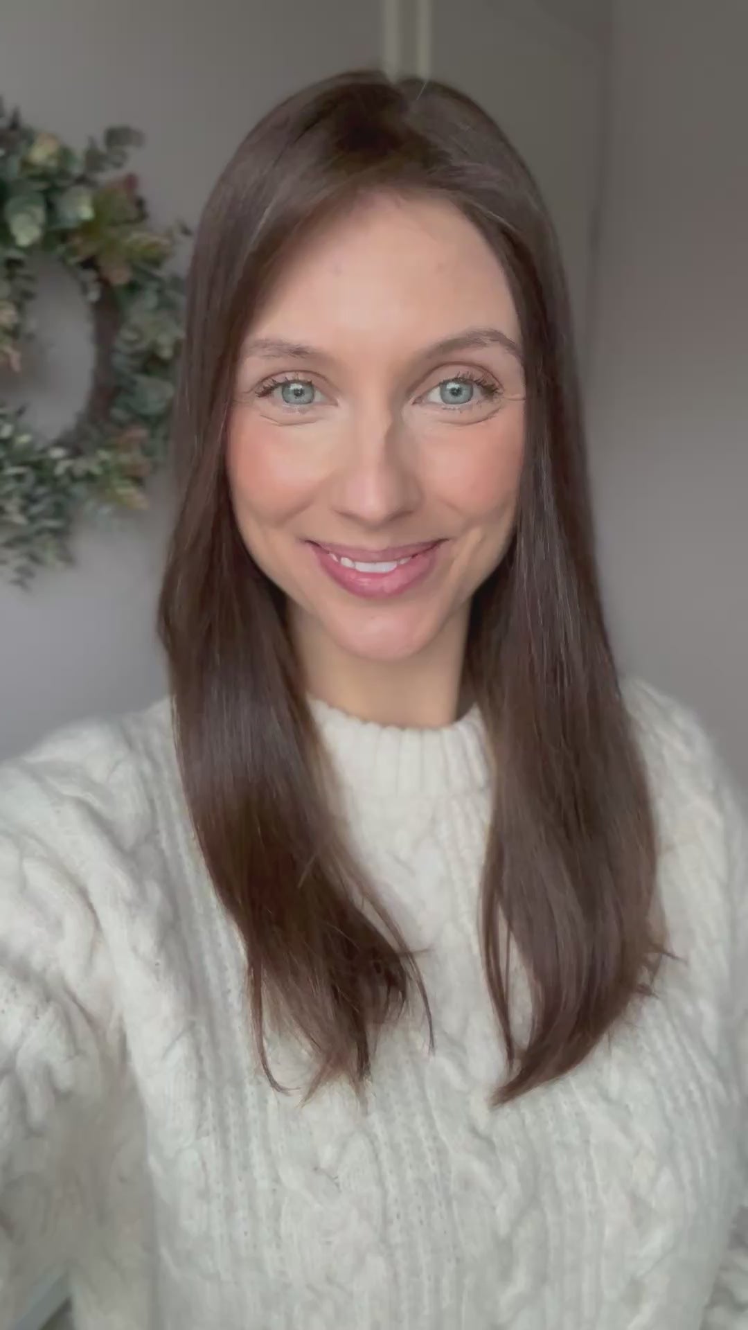 Video zeigt attraktive Frau mit schulterlangem braunem Haar. Video dient der Produktpräsentation eines Artikels in der Kategorie Topper/Perücken.