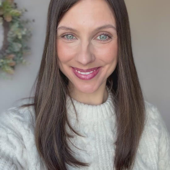 Video zeigt attraktive Frau mit schulterlangem braunem Haar. Video dient der Produktpräsentation eines Artikels in der Kategorie Topper/Perücken.