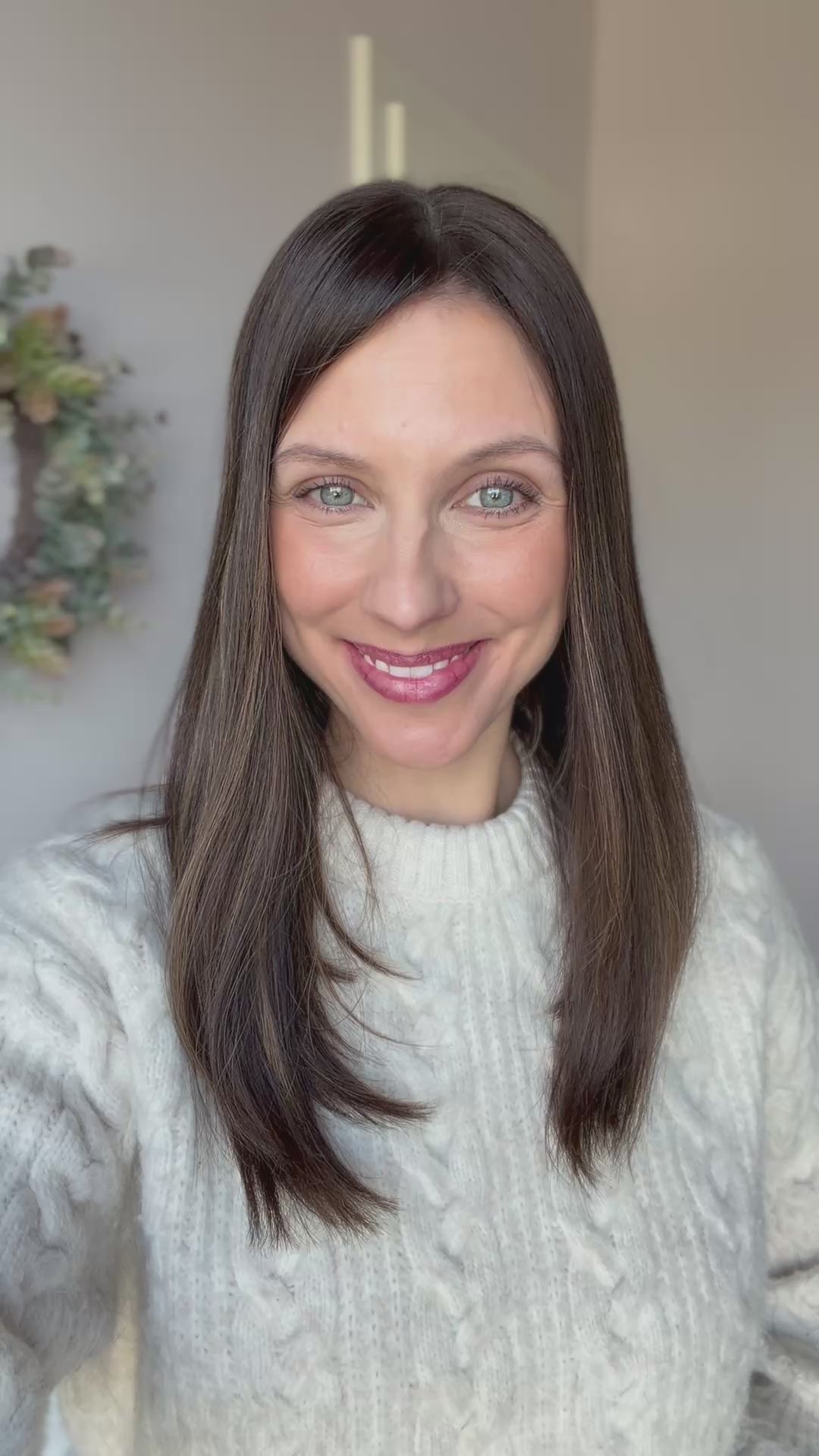 Video zeigt attraktive Frau mit schulterlangem braunem Haar. Video dient der Produktpräsentation eines Artikels in der Kategorie Topper/Perücken.