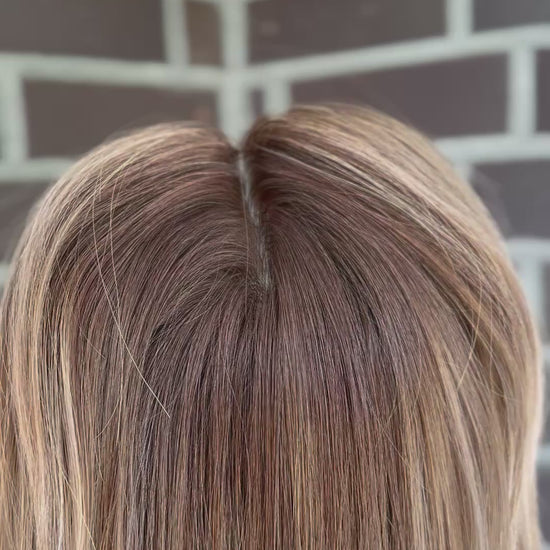 blondes Echthaarteil wird frontal im Video gezeigt. Video dient der Produktpräsentation eines Artikels in der Kategorie Topper/Perücken.
