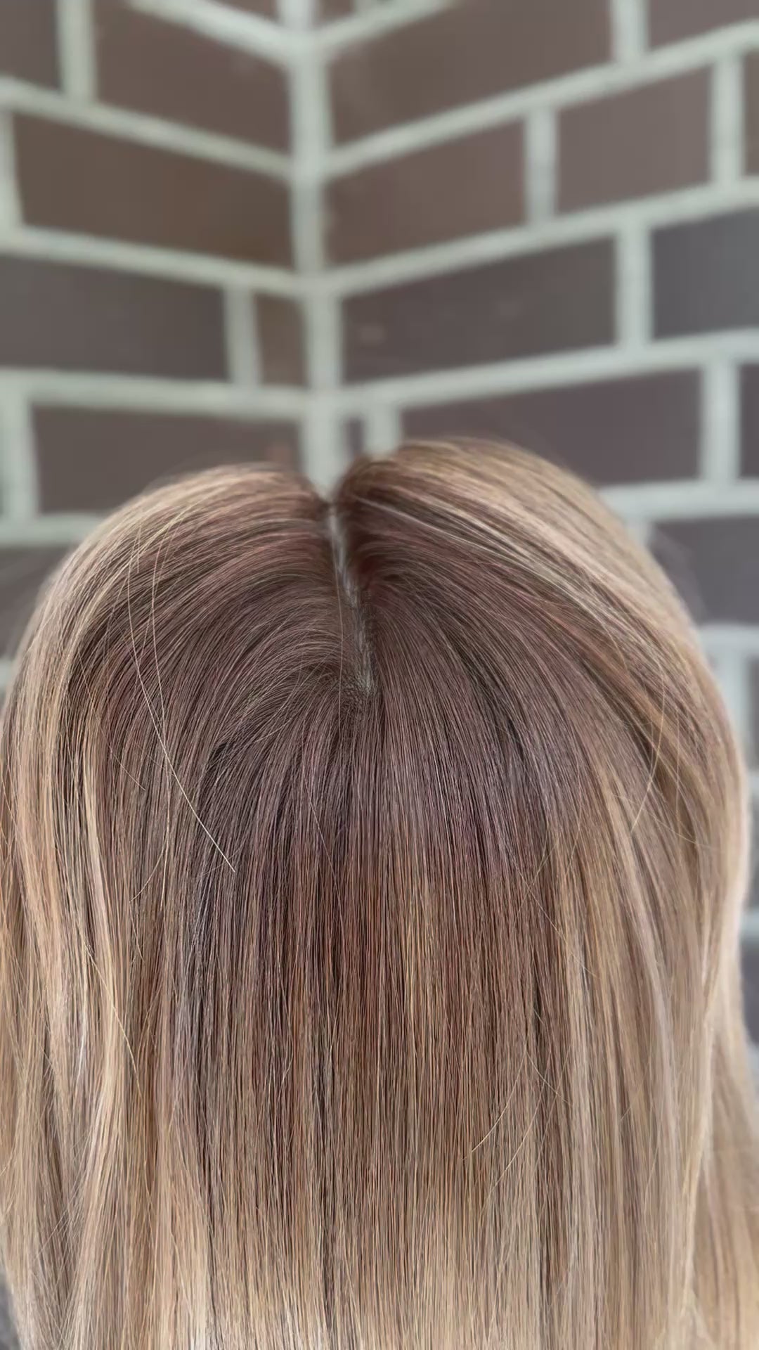 blondes Echthaarteil wird frontal im Video gezeigt. Video dient der Produktpräsentation eines Artikels in der Kategorie Topper/Perücken.