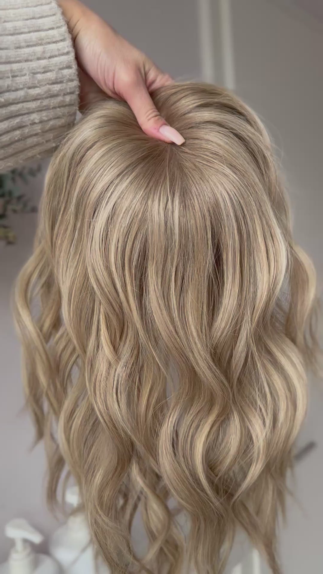 blondes Echthaarteil wird frontal im Video gezeigt. Video dient der Produktpräsentation eines Artikels in der Kategorie Topper/Perücken.