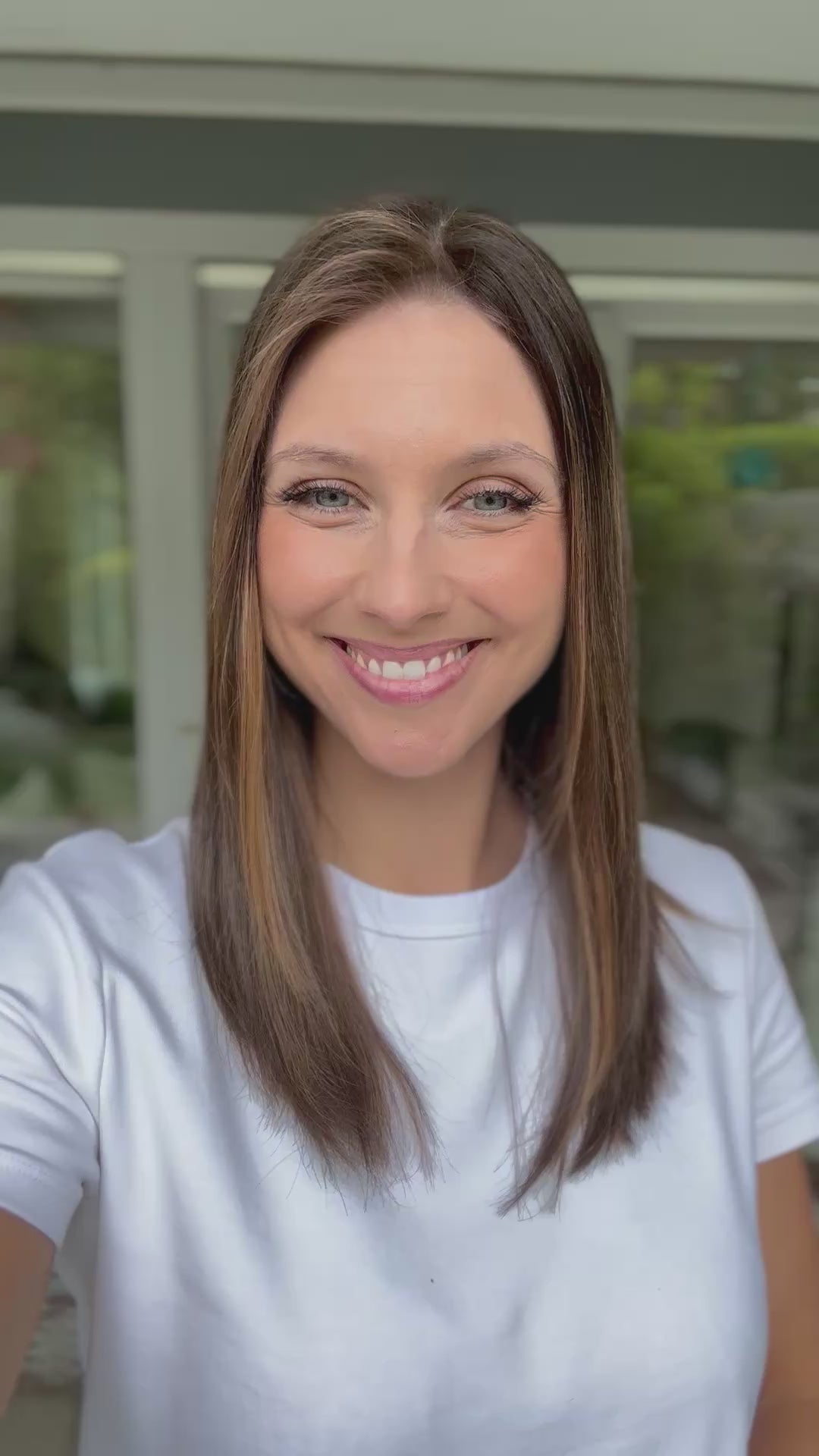 Video zeigt attraktive Frau mit schulterlangem braunem Haar. Video dient der Produktpräsentation eines Artikels in der Kategorie Topper/Perücken.