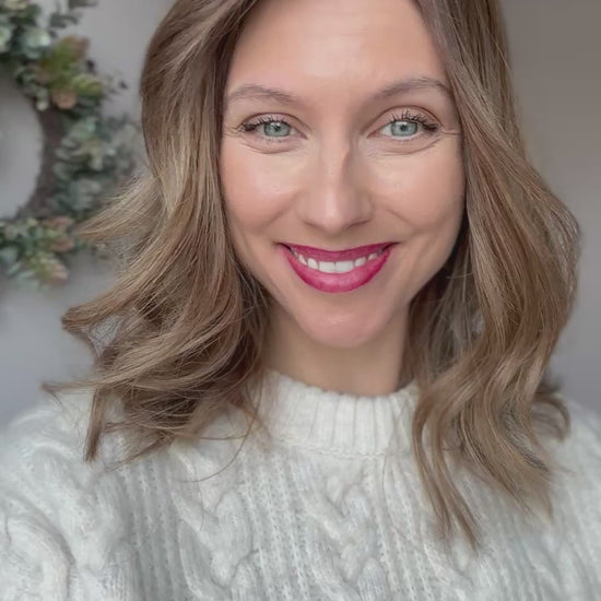 Video zeigt attraktive Frau mit schulterlangem blondem Haar. Video dient der Produktpräsentation eines Artikels in der Kategorie Topper