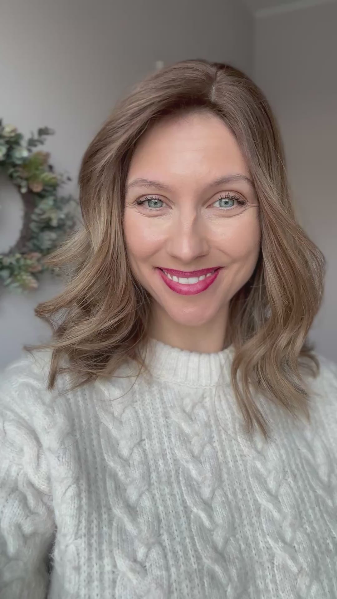 Video zeigt attraktive Frau mit schulterlangem blondem Haar. Video dient der Produktpräsentation eines Artikels in der Kategorie Topper