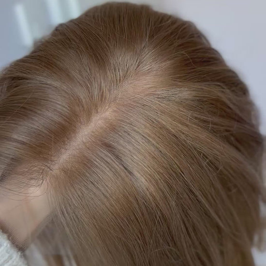 Video zeigt attraktive Frau mit schulterlangem blondem Haar. Video dient der Produktpräsentation eines Artikels in der Kategorie Topper