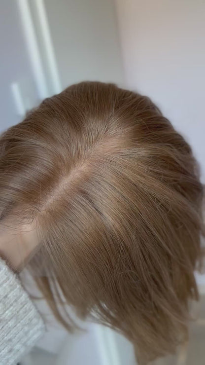 Video zeigt attraktive Frau mit schulterlangem blondem Haar. Video dient der Produktpräsentation eines Artikels in der Kategorie Topper