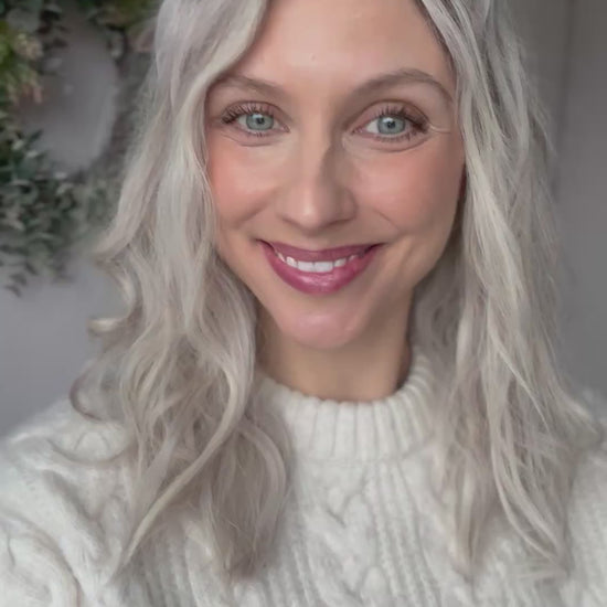 Video zeigt attraktive Frau mit schulterlangem blondem Haar. Video dient der Produktpräsentation eines Artikels in der Kategorie Topper