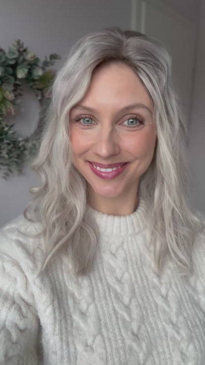 Video zeigt attraktive Frau mit schulterlangem blondem Haar. Video dient der Produktpräsentation eines Artikels in der Kategorie Topper