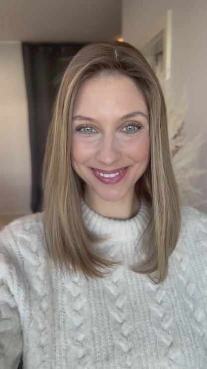 Video zeigt attraktive Frau mit schulterlangem blondem Haar. Video dient der Produktpräsentation eines Artikels in der Kategorie Topper