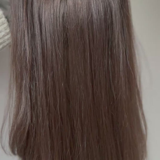 braunes Echthaarteil wird frontal im Video gezeigt. Video dient der Produktpräsentation eines Artikels in der Kategorie Topper/Perücken.