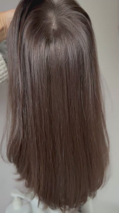 braunes Echthaarteil wird frontal im Video gezeigt. Video dient der Produktpräsentation eines Artikels in der Kategorie Topper/Perücken.