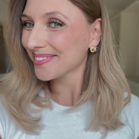 Video zeigt attraktive Frau mit schulterlangem blondem Haar. Video dient der Produktpräsentation eines Artikels in der Kategorie Topper