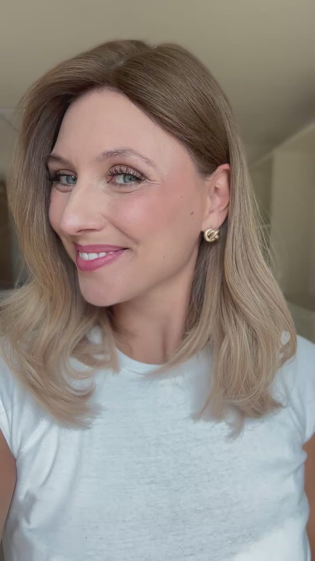 Video zeigt attraktive Frau mit schulterlangem blondem Haar. Video dient der Produktpräsentation eines Artikels in der Kategorie Topper