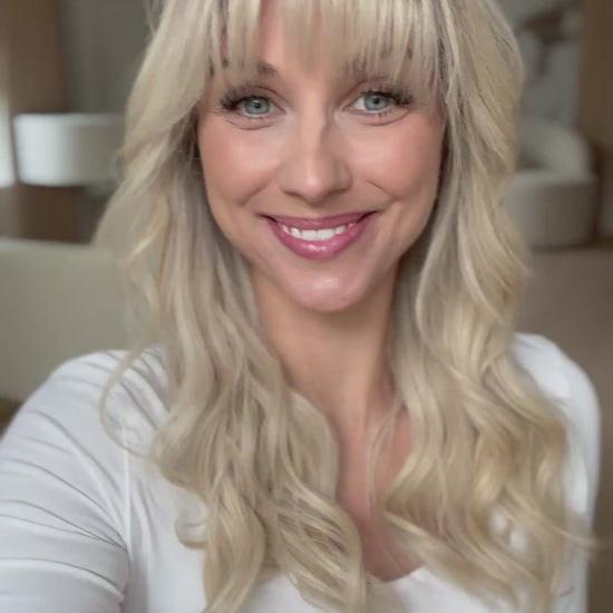 Video zeigt attraktive Frau mit schulterlangem blondem Haar. Video dient der Produktpräsentation eines Artikels in der Kategorie Topper