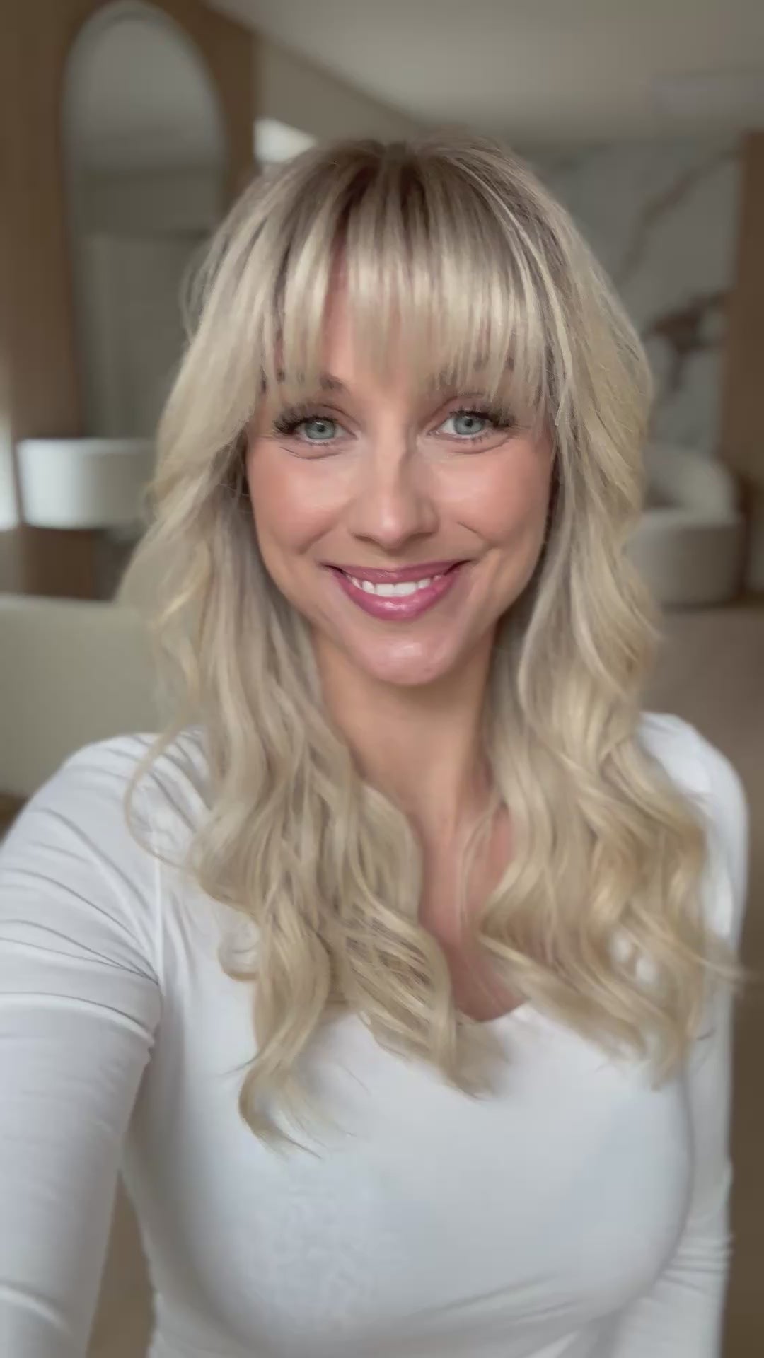 Video zeigt attraktive Frau mit schulterlangem blondem Haar. Video dient der Produktpräsentation eines Artikels in der Kategorie Topper