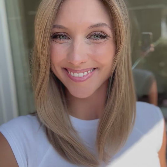 Video zeigt attraktive Frau mit schulterlangem blondem Haar. Video dient der Produktpräsentation eines Artikels in der Kategorie Topper
