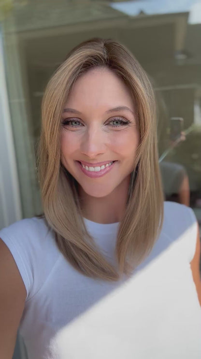 Video zeigt attraktive Frau mit schulterlangem blondem Haar. Video dient der Produktpräsentation eines Artikels in der Kategorie Topper