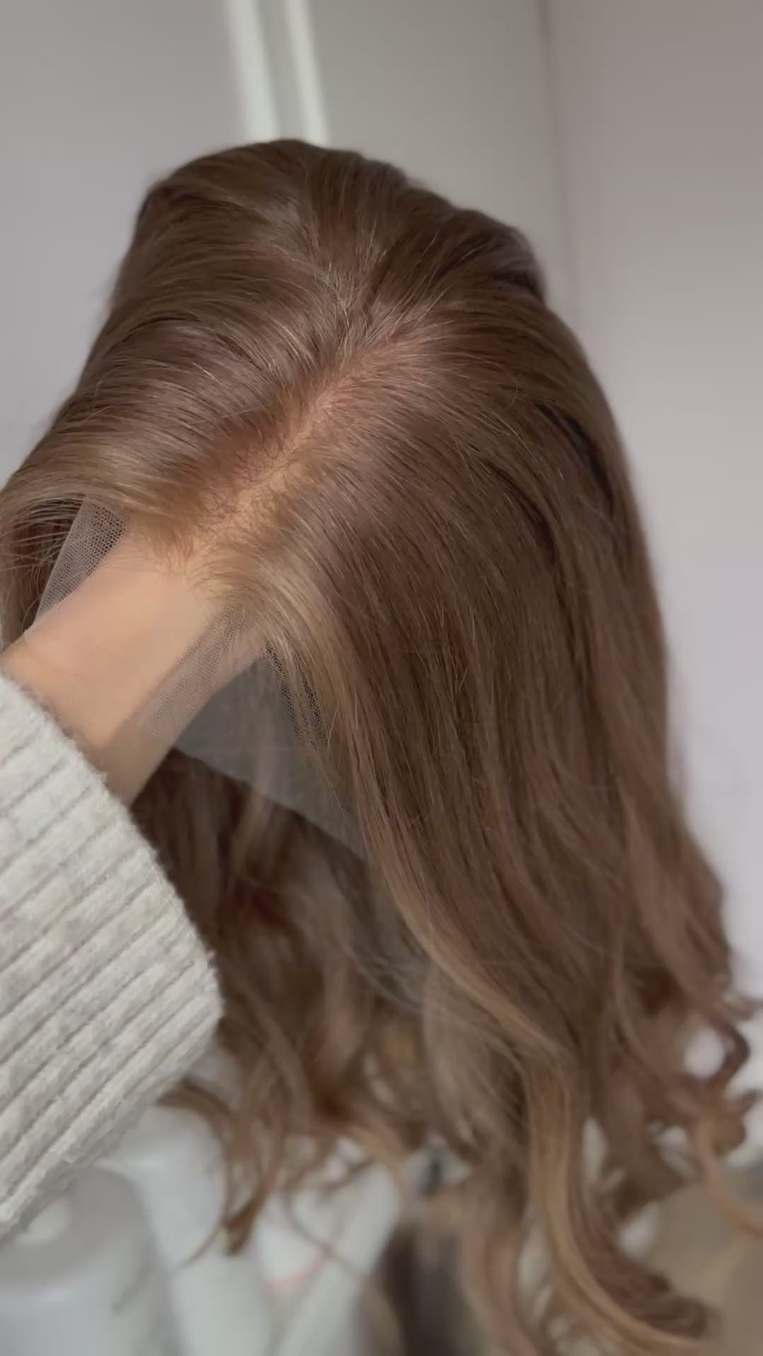 braunes Echthaarteil wird frontal im Video gezeigt. Video dient der Produktpräsentation eines Artikels in der Kategorie Topper/Perücken.