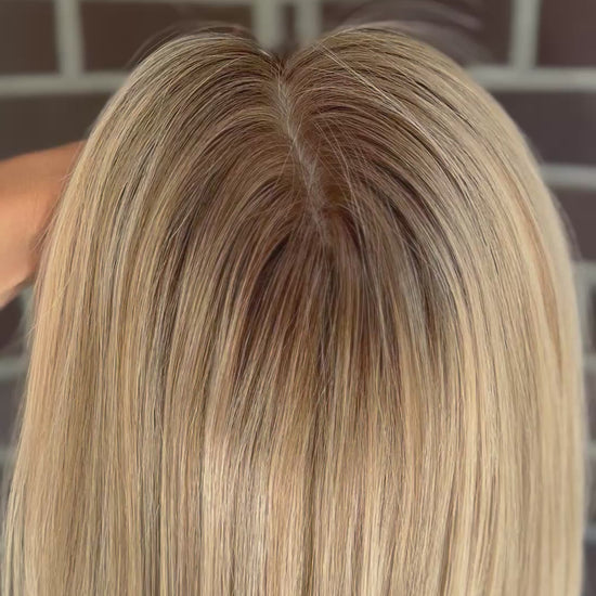 blondes Echthaarteil wird frontal im Video gezeigt. Video dient der Produktpräsentation eines Artikels in der Kategorie Topper/Perücken.