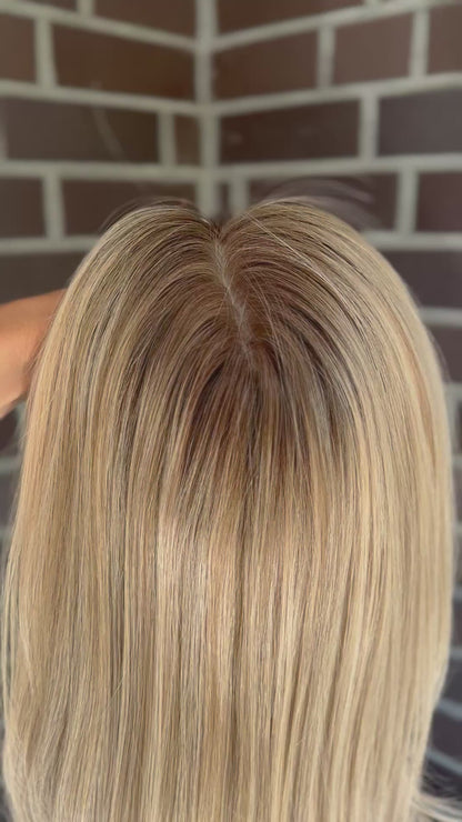 blondes Echthaarteil wird frontal im Video gezeigt. Video dient der Produktpräsentation eines Artikels in der Kategorie Topper/Perücken.