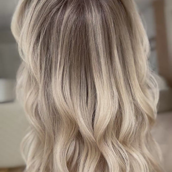 blondes Echthaarteil wird frontal im Video gezeigt. Video dient der Produktpräsentation eines Artikels in der Kategorie Topper/Perücken.